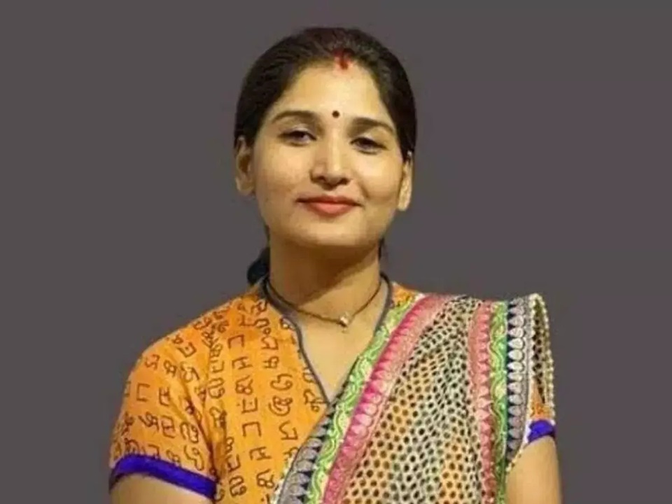 dhananjay munde wife